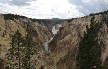 Fototapeta na wymiar Cataratas más bajas, Mirador Artist Point, Río Yellowstone, Parque Nacional de Yellowstone, USA