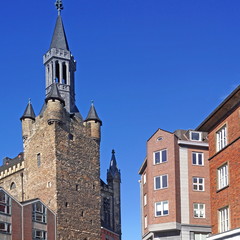 Fototapeta na wymiar Altstadt von AACHEN mit Rathaus links
