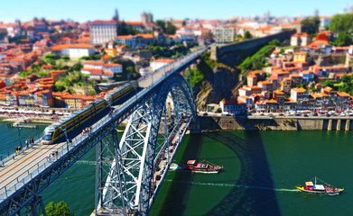 Panorámica de la Ribeira de Porto y puente de Don Luis I, desde Vila Nova de Gaia. Efecto maqueta