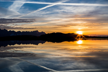 Sonnenaufgang am Berg mit See im Vordergrund  - obrazy, fototapety, plakaty