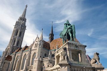 Fototapeta na wymiar Equestrian statue of Istvan Great and Matthias Cathedral