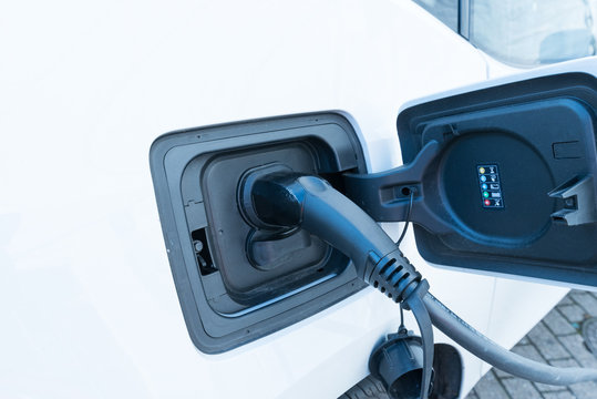 Elektroauto wird getankt an der Lades&auml;ule