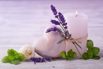 Aromatherapie  -  Duftende Deko mit Lavendel, Kräutern, Kerze, Herz und Rose
