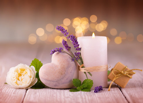 Duftende Deko mit Lavendel, Kerze, Herz und Rose