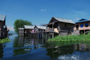 Fototapeta na wymiar Maisons sur pilotis au lac Inle, Myanmar.