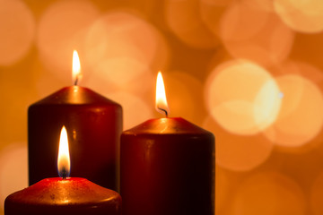 Kerzen mit Flamme zur besinnlichen Adventszeit