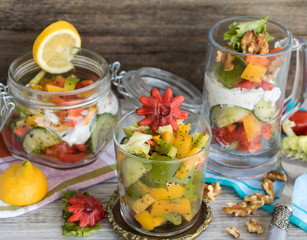 Dreierlei Salat mit Hibiskusblüte