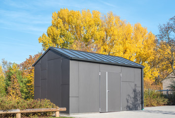 Modernes Gartenhäuschen vor Herbstlandschaft