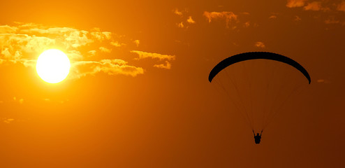 Paragliding an der Pazifikküste bei Lima/Peru
