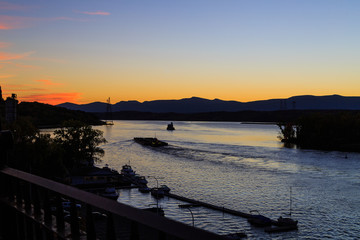 Fototapeta premium Hudson River at dusk in Hudson with lighthouse and boats