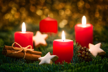Rote Adventskerzen brennen am 3. Advent an Weihnachten
