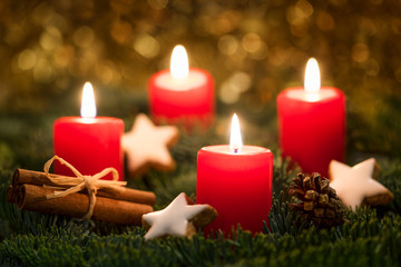 Rote Kerzen brennen auf einem Adventskranz an Heiligabend