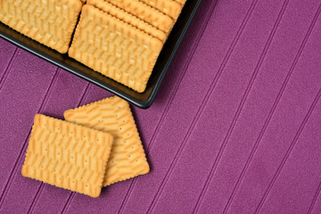 Biscuits plateau purple background