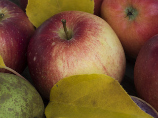 Rote Äpfel auf einem Tisch von oben