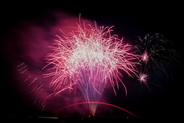 Silvester Feuerwerk und farbige Raketen in der Nacht