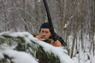 Лучник в зимнем лес