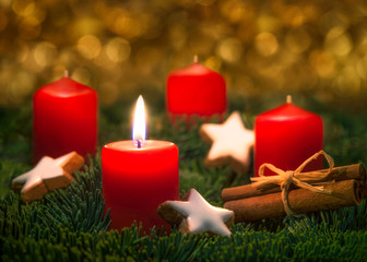 Rote Kerze brennt am 1. Advent an Weihnachten