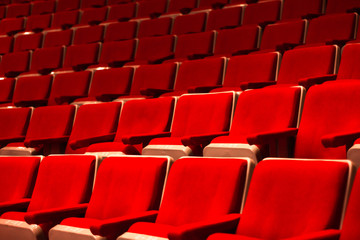 Conjunto de sillas rojas vacías en el teatro