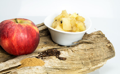 Apfelmus aus frischen Äpfeln mit Zimt und Vanille