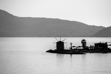 Griechische Windmühle im Meer