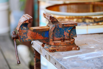 The rusted vice / vintage.