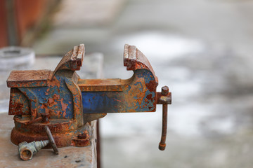 The rusted vice / vintage.