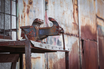 The rusted vice / vintage
