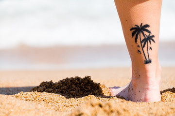 Tatuaje palmera en playa