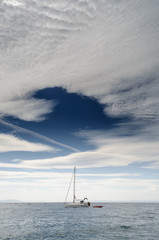 Fototapeta premium Velero en el Mediterraneo con nubes de viento