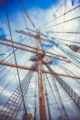 Obraz premium Detail of a sailboat rigging. Mast on traditional sailboats. Ma