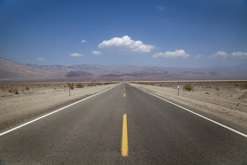 Fototapeta na wymiar The road to Death Valley, California