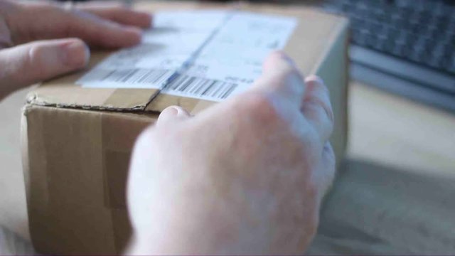 Ware wir aus Karton ausgepackt