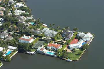 Aerial view of luxury waterfront homes with boats in Florida