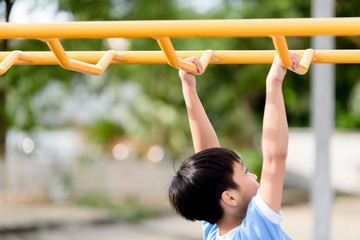 Obraz premium Young boy play with yellow bar