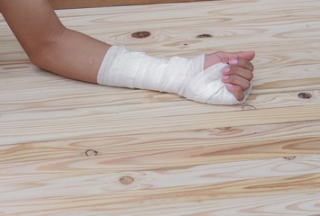 Gauze bandage the hand contusion. treating patients 