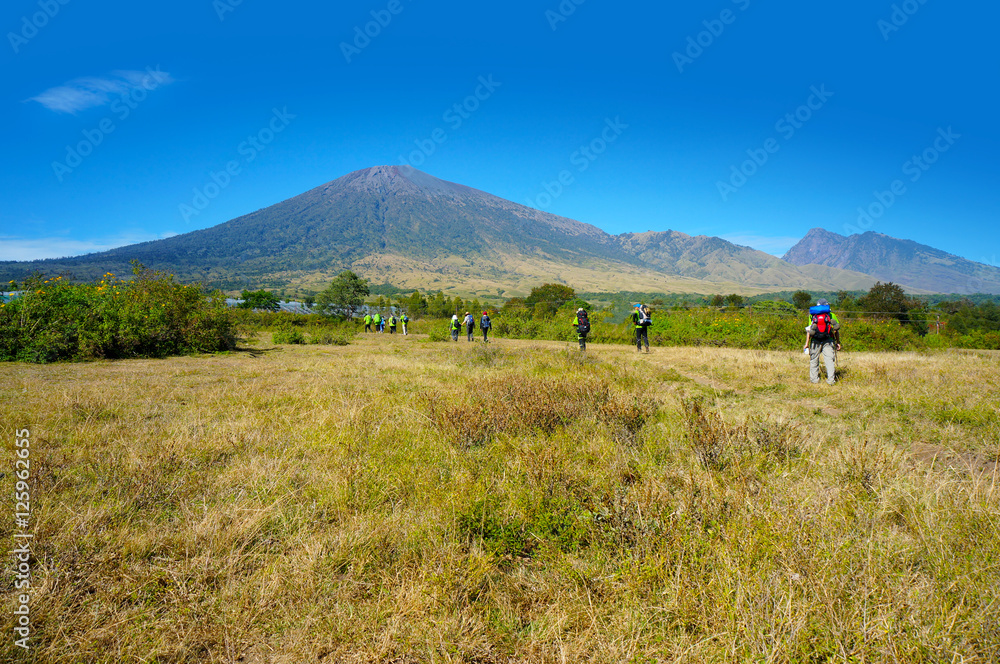 Wall mural rinjani mount hiker