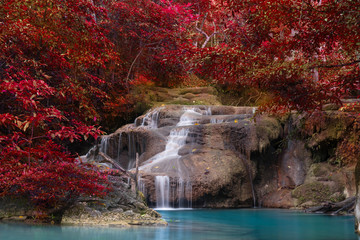 Fototapeta premium Wodospad w głębokim lesie, Park Narodowy Erawan waterfall