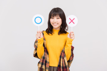 判定する女性