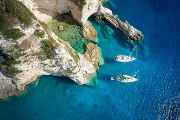 Voiliers dans une magnifique baie, île de Paxos, Grèce