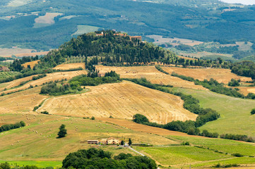 Tenuta mit Getreidefeldern im Herbst