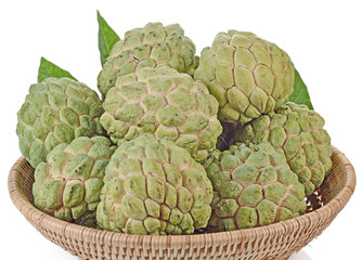 Obraz premium Sugar apple in the basket isolated on the white background