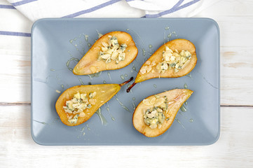 Pear with blue cheese, honey and almonds