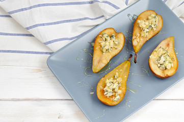 Pear with blue cheese, honey and almonds