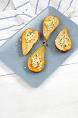 Pear with blue cheese, honey and almonds