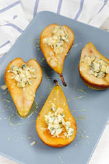 Pear with blue cheese, honey and almonds