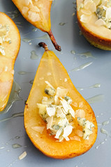 Pear with blue cheese, honey and almonds