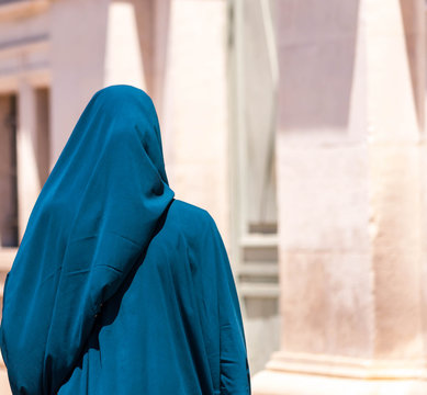 Femme voil&eacute;e.