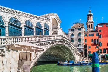Photo sur Plexiglas Pont du Rialto Point de repère du pont du Rialto en Italie. / Vue sur l& 39 incroyable attraction touristique du pont du Rialto dans la ville de Venise, en Italie.