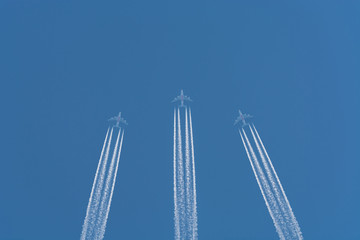 Flugzeuge am Himmel mit Kondensstreifen.