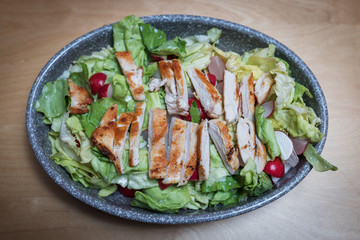 Im Bild: kopfsalat mit Huhn und Radieschen 